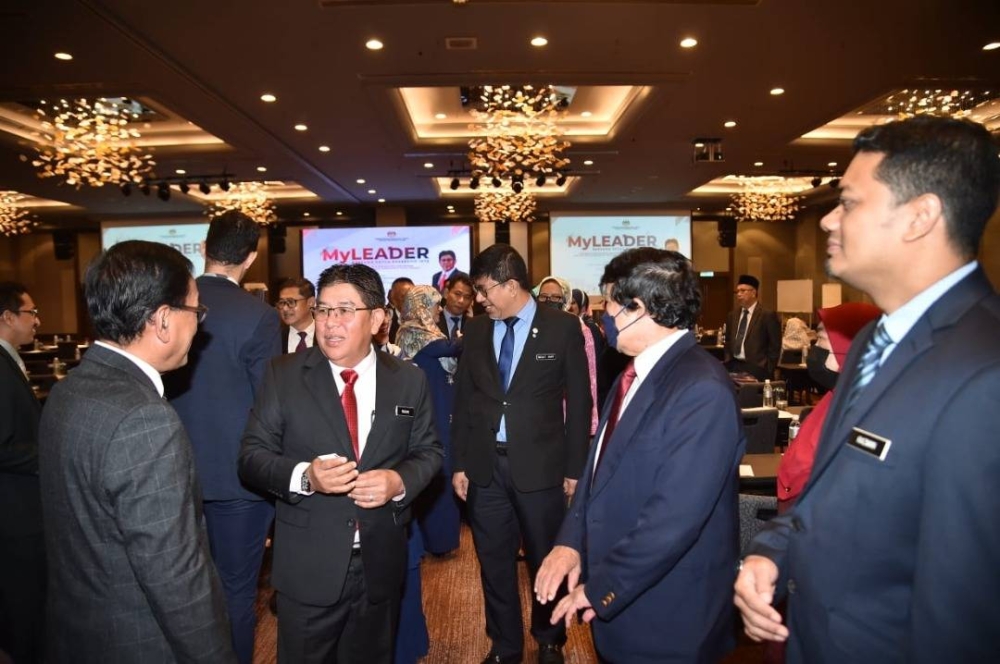 Abdul Razak (dua dari kiri) beramah mesra dengan para peserta program MyLeader.