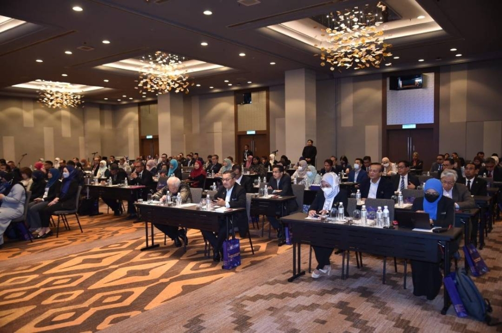 Sebahagian peserta yang mengikuti Program Pembangunan dan Pemantapan Kepimpinan Bersama Ketua Eksekutif IPTS (MyLeader) di Sepang, hari ini.