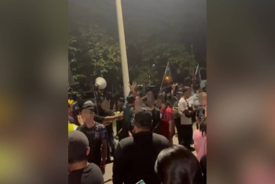 Sekumpulan lelaki menganggu ceramah Syed Saddiq di Muar pada malam Ahad.