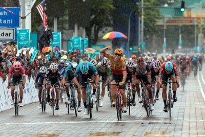 Pelumba Uno-X Pro Cycling Team Erlend Blikra muncul juara saingan peringkat keenam Le Tour de Langkawi (LTdL) 2022 sejauh 120.4 kilometer (km) dari Georgetown, Pulau Pinang ke Alor Setar pada Ahad. - Foto Bernama