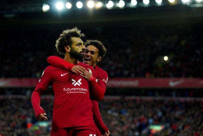 Salah (depan) menjaringkan satu gol ketika membantu Liverpool menewaskan City 1-0 pada Ahad. - Foto Agensi