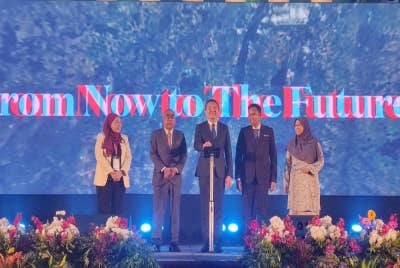 Dari kanan: Rodziah; Timbalan Datuk Bandar Shah Alam, Mohd Rashidi Ruslan dan Sze Han semasa merasmikan MUF2022 di Pusat Konvensyen MBSA, Seksyen 13, Shah Alam pada Isnin.