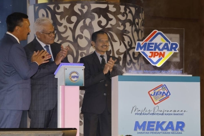 Hamzah (tengah) merasmikan logo baharu Mekar pada Majlis Sambutan Hari Pendaftaran Negara di Jabatan Pendaftaran Negara (JPN) pada Isnin. - Foto Bernama