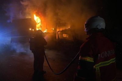 Bomba cuba memadamkan kebakaean yang berlaku pada kemalangan berkenaan. - Bomba Johor