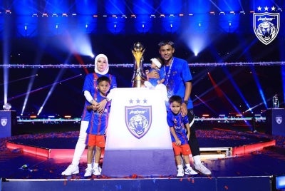 Aidil Zafuan bersama isteri dan anak-anak meraikan kejayaan JDT merangkul kejuaraan kesembilan Liga Super. - Foto FB Johor Southern Tigers