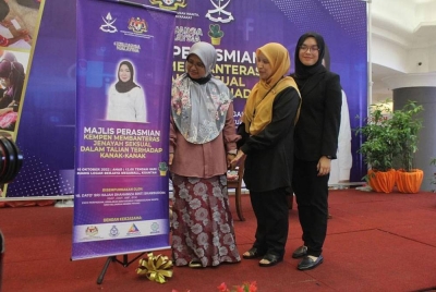 Suryani (tiga dari kanan) majlis perasmian kempen membenteras jenayah seksual dalam talian terhadap kanak-kanak di sebuah pusat membeli belah di sini.