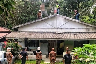 Tular gambar di media sosial anggota bomba dan polis sedang memujuk seorang lelaki mengamuk di atas bumbung rumah.