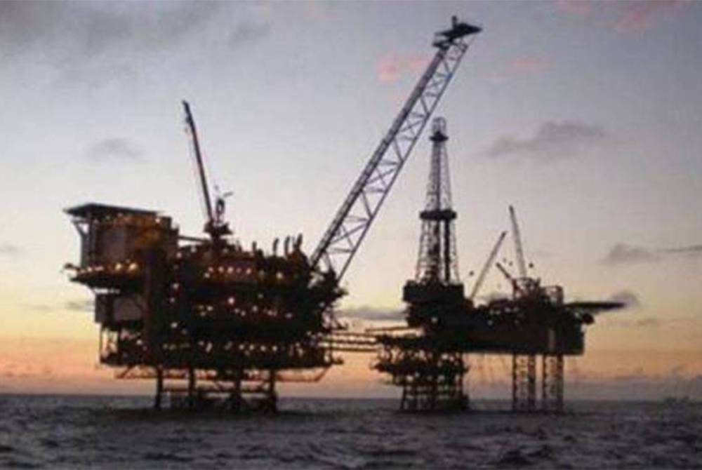 Malaysia setuju dengan OPEC untuk kurangkan pengeluaran minyak sehingga dua juta tong sehari. - Gambar hiasan