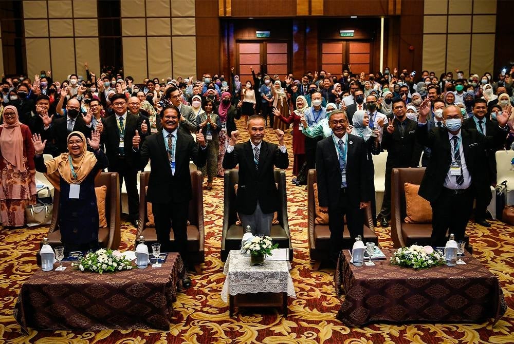 Dr Muhammad Radzi (tengah) bergambar bersama hadirin pada Majlis Perasmian Persidangan Kajian Klinikal Kebangsaan 2022 Ke-15 (NCCR) pada Selasa.- Foto Bernama