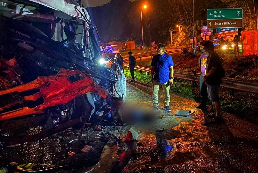 Keadaan lori dan treler yang remuk akibat kemalangan tersebut di KM42.9 Lebuhraya Kuala Lumpur-Karak pada Isnin. -Foto ihsan PDRM
