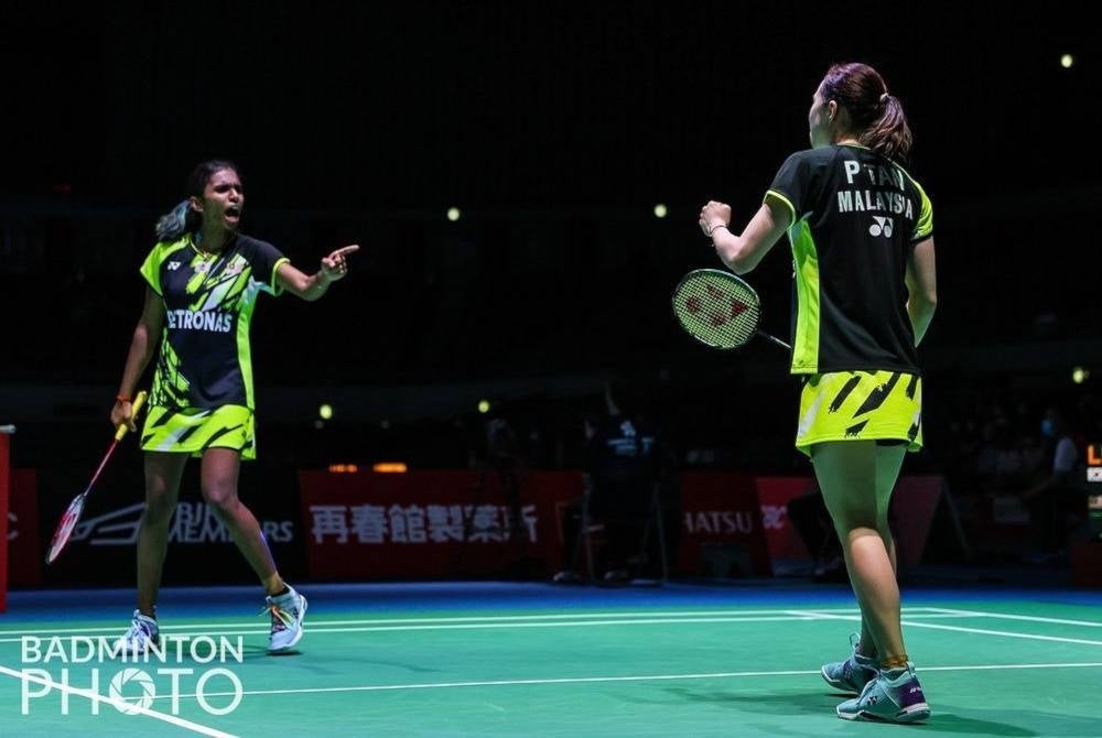 Pearly (kanan) dan Thinaah bermula positif pada pusingan awal Terbuka Denmark pada Selasa. - Foto FB BAM