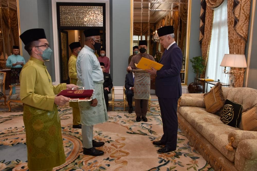 Sultan Nazrin berkenan menerima serahan zakat perniagaan daripada Mubarak Ali mewakili Lumut Maritime Terminal Sdn Bhd berjumlah lebih RM1.3 juta.