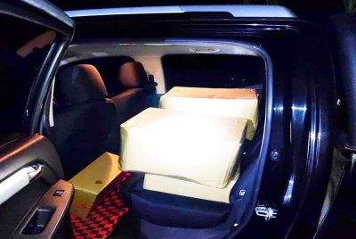 Sebuah pacuan empat roda jenis Isuzu Dmax berwarna hitam yang membawa vape turut dirampas.