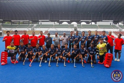 Subahan (belakang, tujuh dari kiri) bersama para pemain B-20 yang menggalas cabaran Malaysia di SOJC 2022.