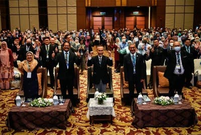 Dr Muhammad Radzi (tengah) bergambar bersama hadirin pada Majlis Perasmian Persidangan Kajian Klinikal Kebangsaan 2022 Ke-15 (NCCR) pada Selasa.- Foto Bernama