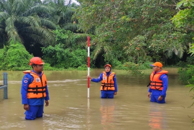 Anggota APM Pendang melakukan pemantauan paras air di Sungai Pendang pada Selasa. - Foto Ihsan APM Kedah