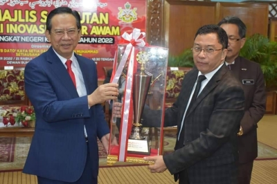 Nazran (kiri) menyampaikan anugerah kepada pemenang semasa Majlis Sambutan Hari Inovasi Sektor Awam Negeri Kelantan Tahun 2022 di Dewan Teratai, Kompleks Kota Darulnaim, Kota Bharu pada Selasa.
