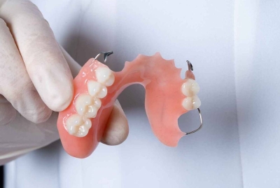 Doktor pernah menasihatkan Guzman supaya menanggalkan gigi palsu semasa tidur. - Foto Agensi