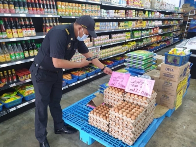 Pegawai KPDNHEP membuat pemeriksaan bekalan telur ayam di premis perniagaan.
