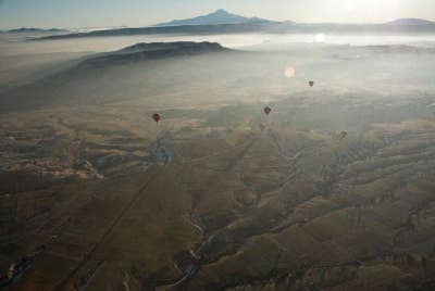 Dua pelancong Sepanyol terbunuh manakala tiga lagi cedera dalam insiden belon udara panas di Cappadocia, Turkiye. - Foto Reuters.