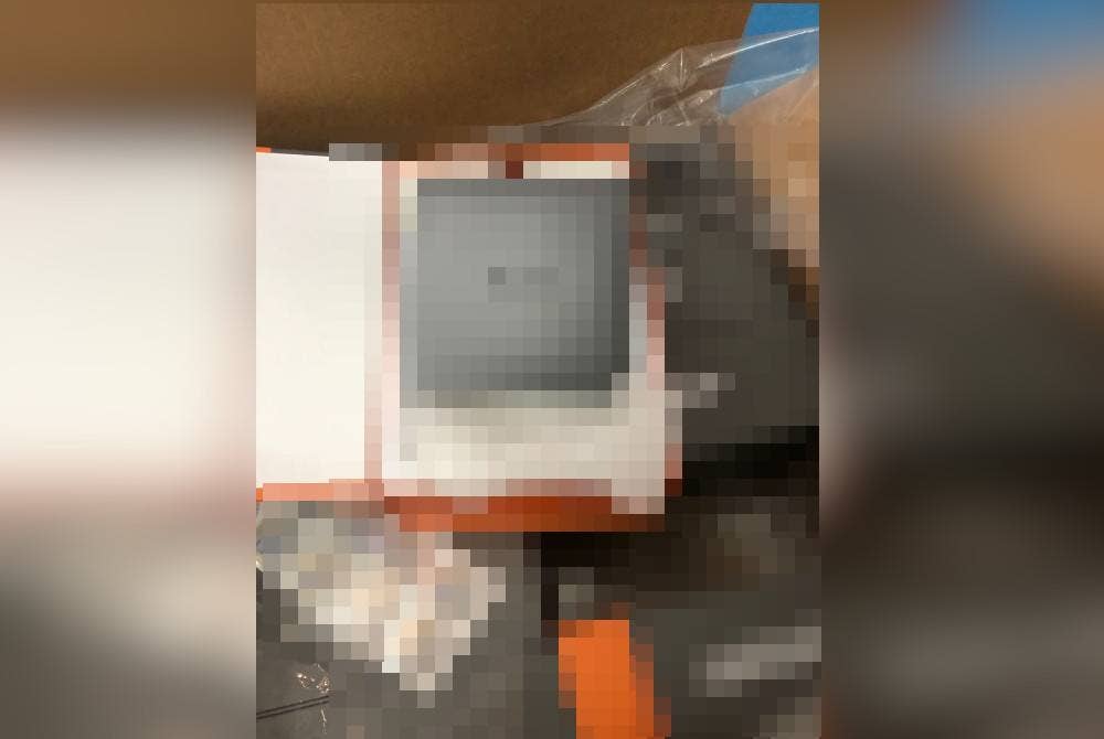 Penguat kuasa KPDNHEP memeriksa android box pelbagai jenama dalam serbuan di Skudai, Sabtu lalu.