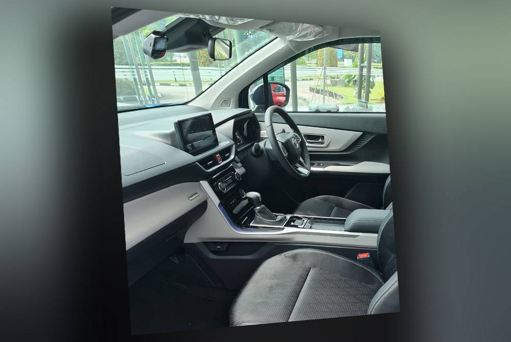 Toyota Veloz hadir dengan pad pengecas tanpa wayar Qi, skrin sesentuh paparan audio sembilan inci baharu yang menyokong Android Auto dan Apple CarPlay tanpa wayar
