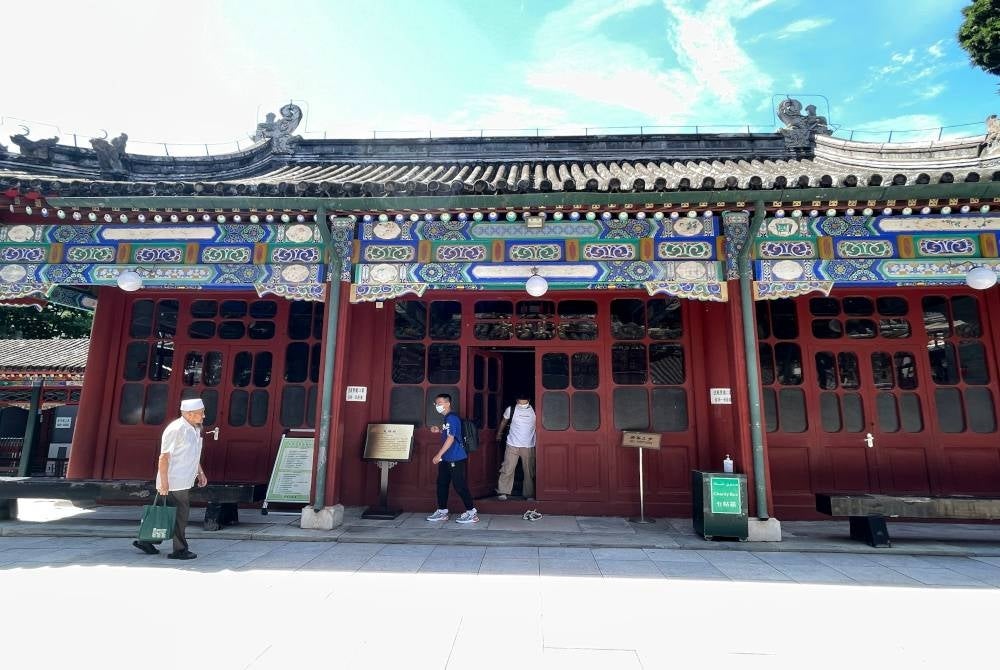 
Masjid Niujie yang terletak di daerah kecil Guang'anmen, Xicheng, merupakan masjid tertua dan terbesar di Beijing. - Foto Bernama