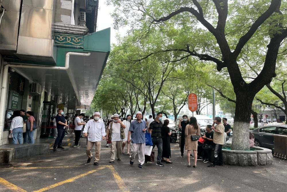 
Masjid Niujie yang terletak di daerah kecil Guang'anmen, Xicheng, merupakan masjid tertua dan terbesar di Beijing. - Foto Bernama