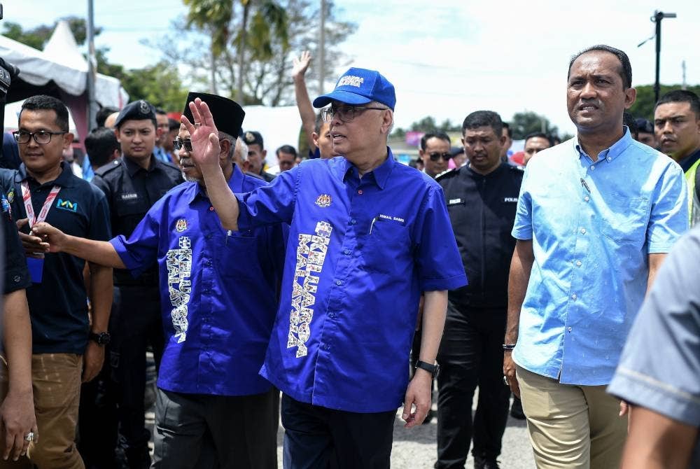 Ismail Sabri (tengah) melambai tangan kepada para pengunjung pada program Pemantapan Komuniti Bandar Keluarga Malaysia di Tasek Gelugor hari ini. Foto Bernama