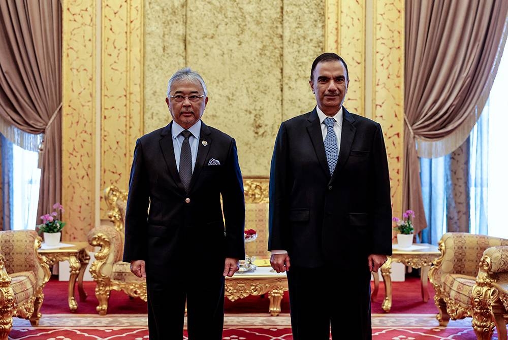 Al-Sultan Abdullah (kiri) berkenan berangkat ke majlis menghadap perpisahan Duta Besar Qatar ke Malaysia Fahad Mohammed Kafoud (kanan) di Istana Negara hari ini. Foto Bernama