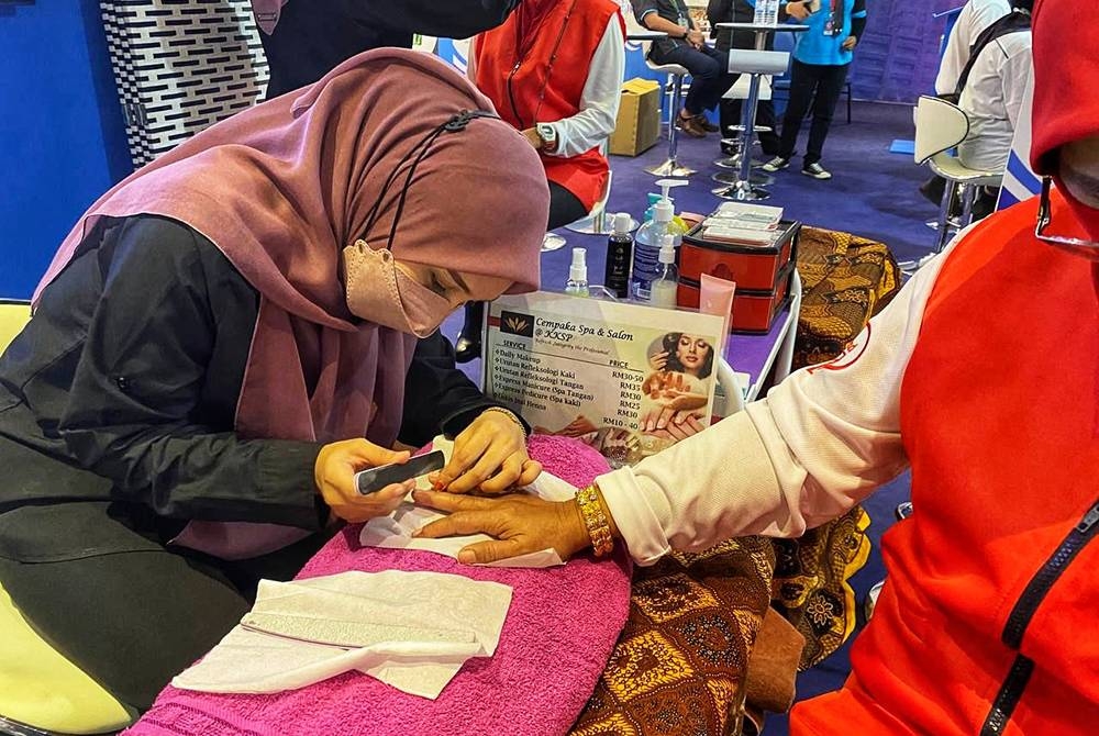 Nur Aliya Saffiya juga aktif menyertai karnival keusahawanan yang diadakan sekitar Kedah untuk menyediakan rawatan kepada pelanggan.