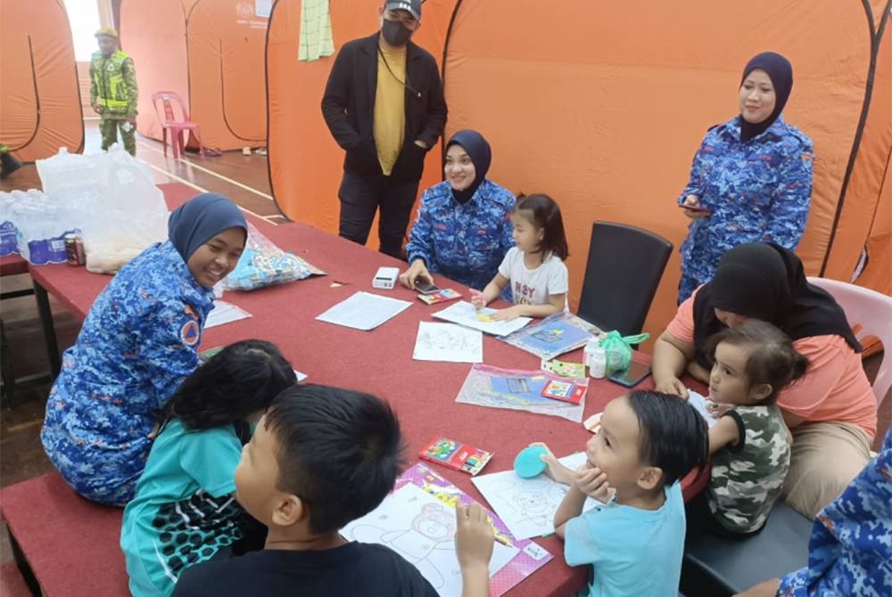 Sebahagian daripada mangsa banjir berlindung di PPS Dewan Syifa, Padang Matsirat pada Rabu.