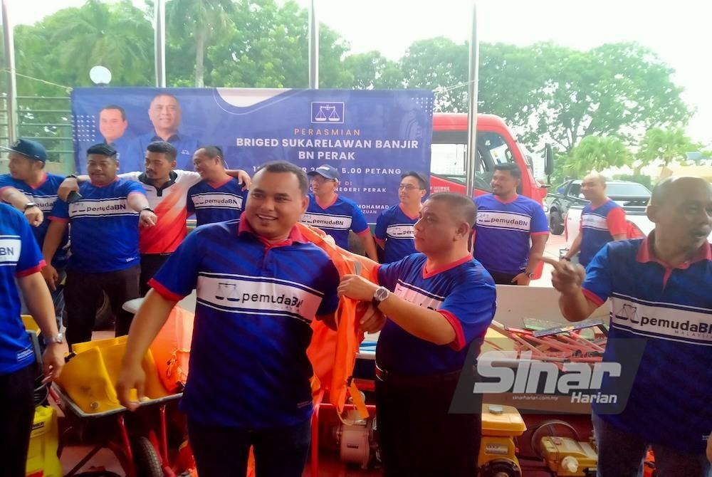 Saarani (dua dari kanan) menyempurnakan gimik Pelancaran Briged Sukarelawan Banjir UMNO Perak di Bangunan UMNO Perak pada Rabu.