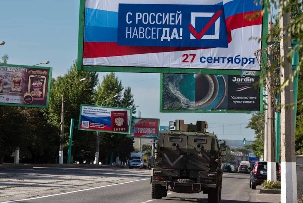 Sebuah kenderaan tentera Rusia dilihat berada di atas jalan di Lugansk ketika wilayah itu mengadakan pungutan suara untuk bergabung dengan Moscow. - Foto Agensi