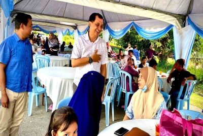 Ahmad Idham beramah mesra dengan masyarakat Port Dickson ketika hadir ke sebuah majlis kenduri. - Foto Facebook Ahmad Idham