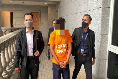 Suspek dibawa ke Mahkamah Majistret Putrajaya untuk permohonan reman pada Rabu.