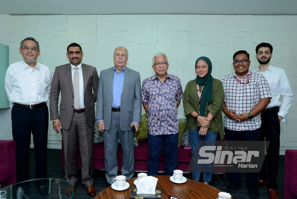 Yasir (dua dari kiri) bersama Pengerusi Lembaga Pengarah Kumpulan Karangkraf, Datuk Dr Hussamuddin Yaacub (tengah) dan Ketua Pegawai Eksekutif Grup Sinar Karangkraf, Farah Hussamuddin (tiga dari kanan). Turut bersama Ketua Pengarang Kumpulan merangkap Ketua Pegawai Pengisian Sinar Harian, Rozaid Abdul Rahman (kiri) dan Pengarang Berita Sinar Harian, Zamri Rambli (dua dari kanan). - Foto Sinar Harian/MOHD HALIM ABDUL WAHID