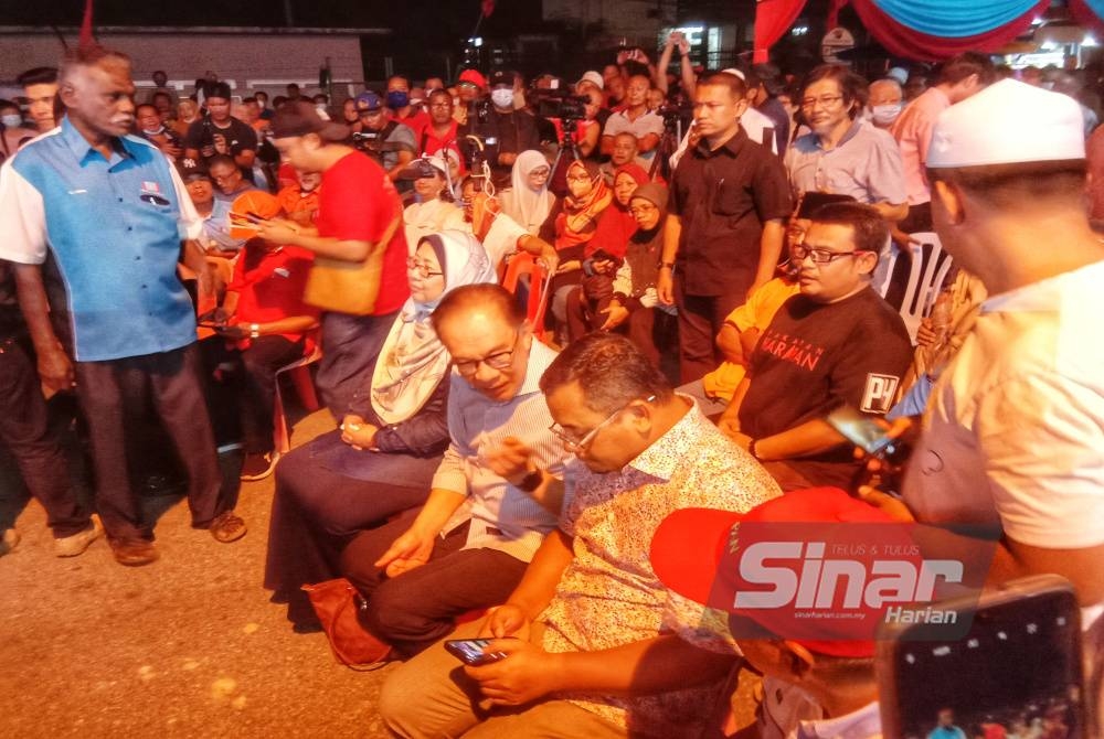 Anwar bersama Amirudin dan pemimpin-pemimpin parti komponen PH yang hadir dalam program tersebut.