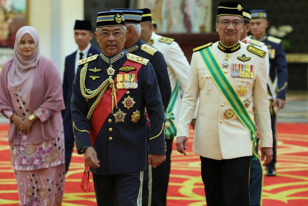 Al-Sultan Abdullah Ri’ayatuddin Al-Mustafa Billah Shah (tengah) berkenan berangkat ke Istiadat Pengurniaan Darjah Kepahlawanan Angkatan Tentera Malaysia (DKAT) 2022 di Istana Negara pada Khamis. - Foto: Bernama