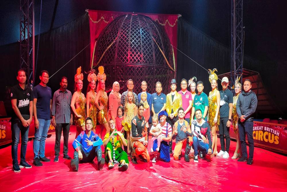 Muhammad Jailani (tengah) bergambar bersama artis yang membuat persembahan pada pertunjukan Great British Circus di Dataran Perbadanan Kemajuan Negeri Melaka (PKNM) di sini pada malam Rabu.