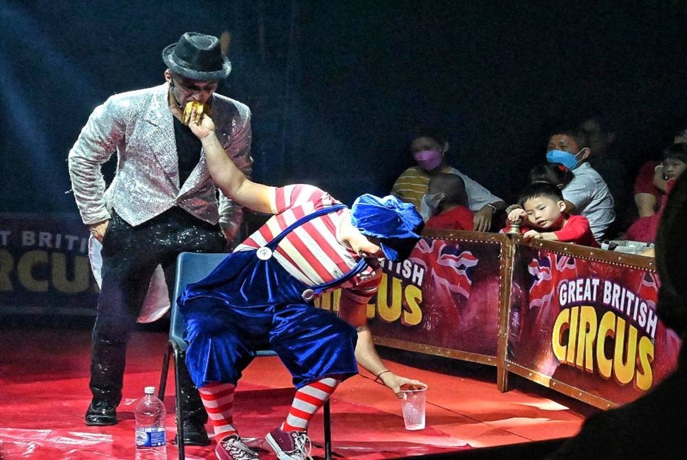 Antara persembahan badut yang menghiburkan penonton pada pertunjukan itu.
