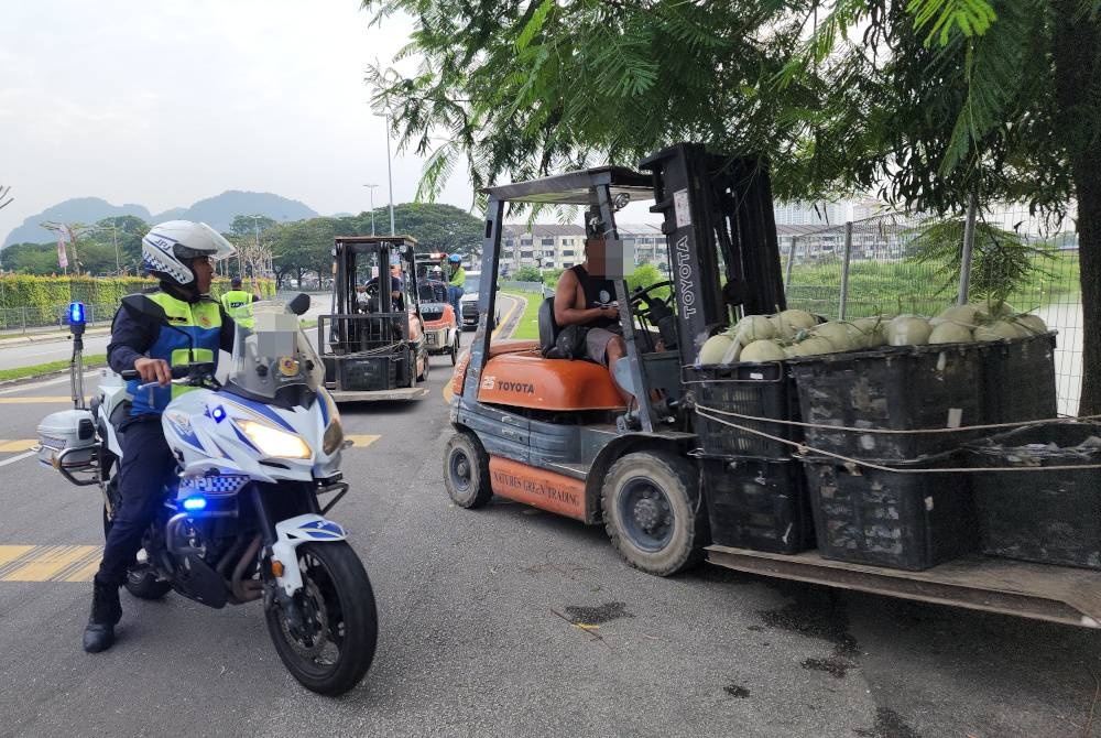 Antara pengendali forklift yang ditahan dalam Op Pewa pada Khamis.