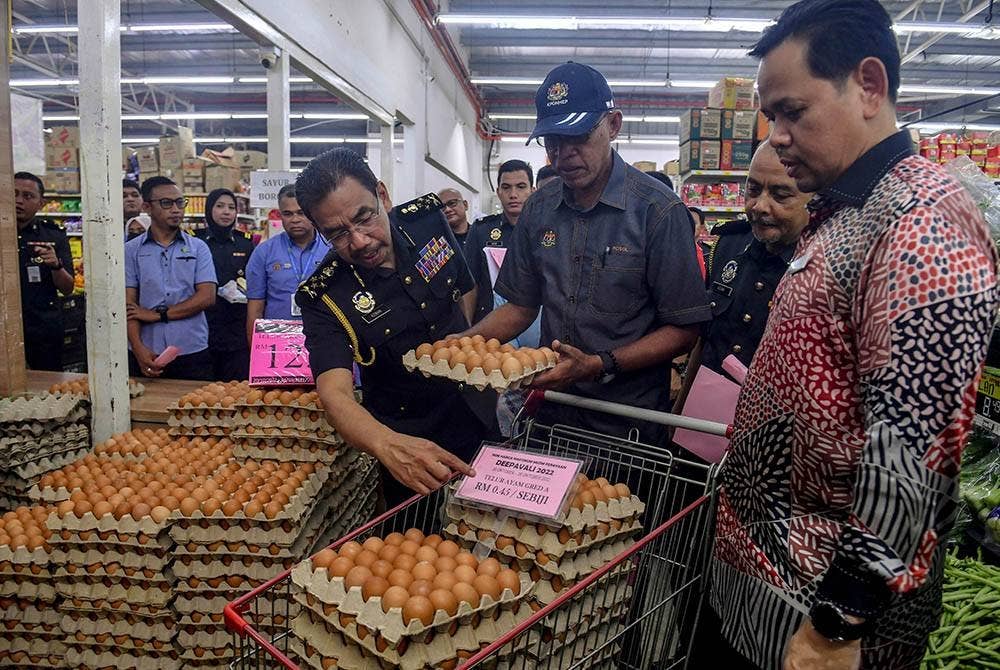 Rosol Wahid (dua dari kanan) meninjau harga telur ayam pada majlis Pelancaran Skim Harga Maksimum Musim Perayaan Deepavali 2022 di sebuah pasaraya Kuala Berang pada Khamis. - Foto: Bernama