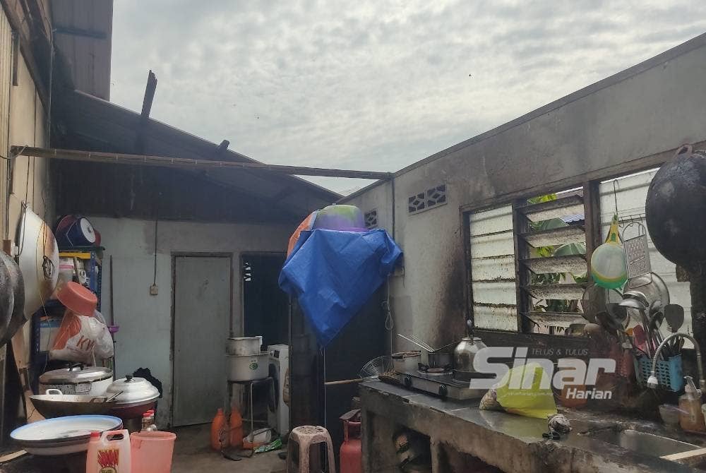 Keadaan dapur di rumah Zaki selepas bumbung rumah diterbangkan ribut pada petang Rabu.