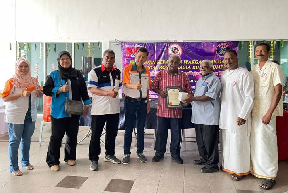 Steven (empat dari kiri) ketika menyerahkan kotak makanan kepada Persatuan Kebajikan Warga Emas dan Ibu Tunggal Ros Bahagia Kuala Lumpur di PPR Raya Permai, Sungai Besi, di sini pada Ahad.