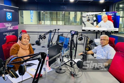 Hussamuddin (kanan) ketika ditemu bual Bernama Radio.