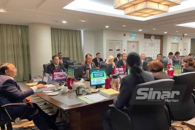 Tan Sri Abdul Ghani Salleh mempengerusikan mesyuarat bagi menentukan tarikh-tarikh penting Pilihan Raya Umum ke-15 (PRU15).