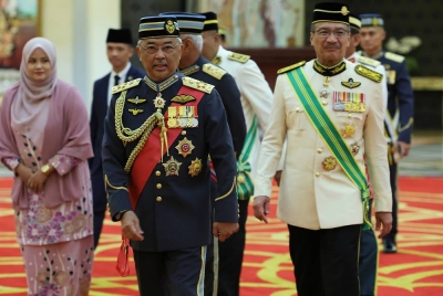 Al-Sultan Abdullah Ri’ayatuddin Al-Mustafa Billah Shah (tengah) berkenan berangkat ke Istiadat Pengurniaan Darjah Kepahlawanan Angkatan Tentera Malaysia (DKAT) 2022 di Istana Negara pada Khamis. - Foto: Bernama