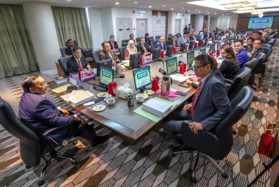 Abdul Ghani (kiri) mempengerusikan Mesyuarat Khas Urusan PRU15 dan PRK DUN N.66 Bugaya, Sabah di Menara SPR. -Foto Bernama