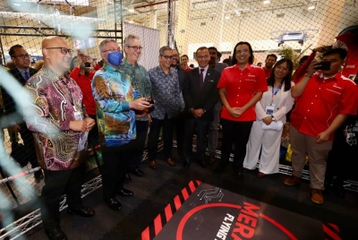 Dr Adham Baba (dua dari kiri) cuba menerbangkan dron selepas melancarkan inisiatif Pasukan Tindakan Khas Kecemasan Dron (PTK2DRON) 2022 pada Persidangan Dron Global di Pusat Pameran dan Konvensyen MATRADE pada Khamis. - Foto Bernama